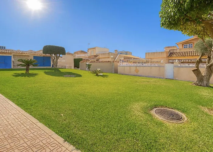 Three Bedroom Cozy In Apartment Torrevieja
